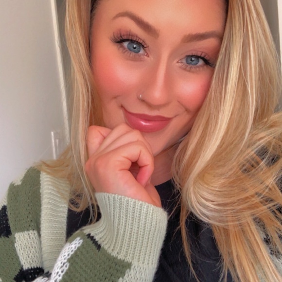 Meet your Posher, Cristina - Picture 1 of 1